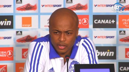 Ayew tranche au milieu