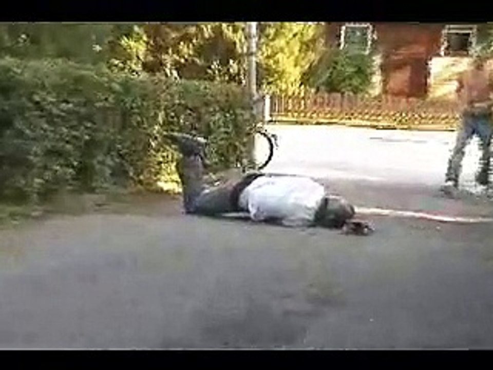 funny - guy crashes on miniskate
