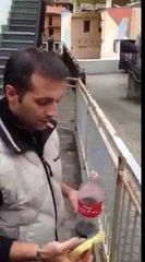 Vatandaş Cola Cola ile paslı demirleri cillop gibi yapıyor