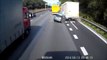 Crash impressionnant entre une voiture et un camion. La conductrice survit miraculeusement.