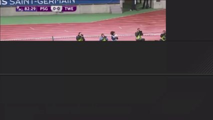 Lionel Messi signe un autographe en plein match