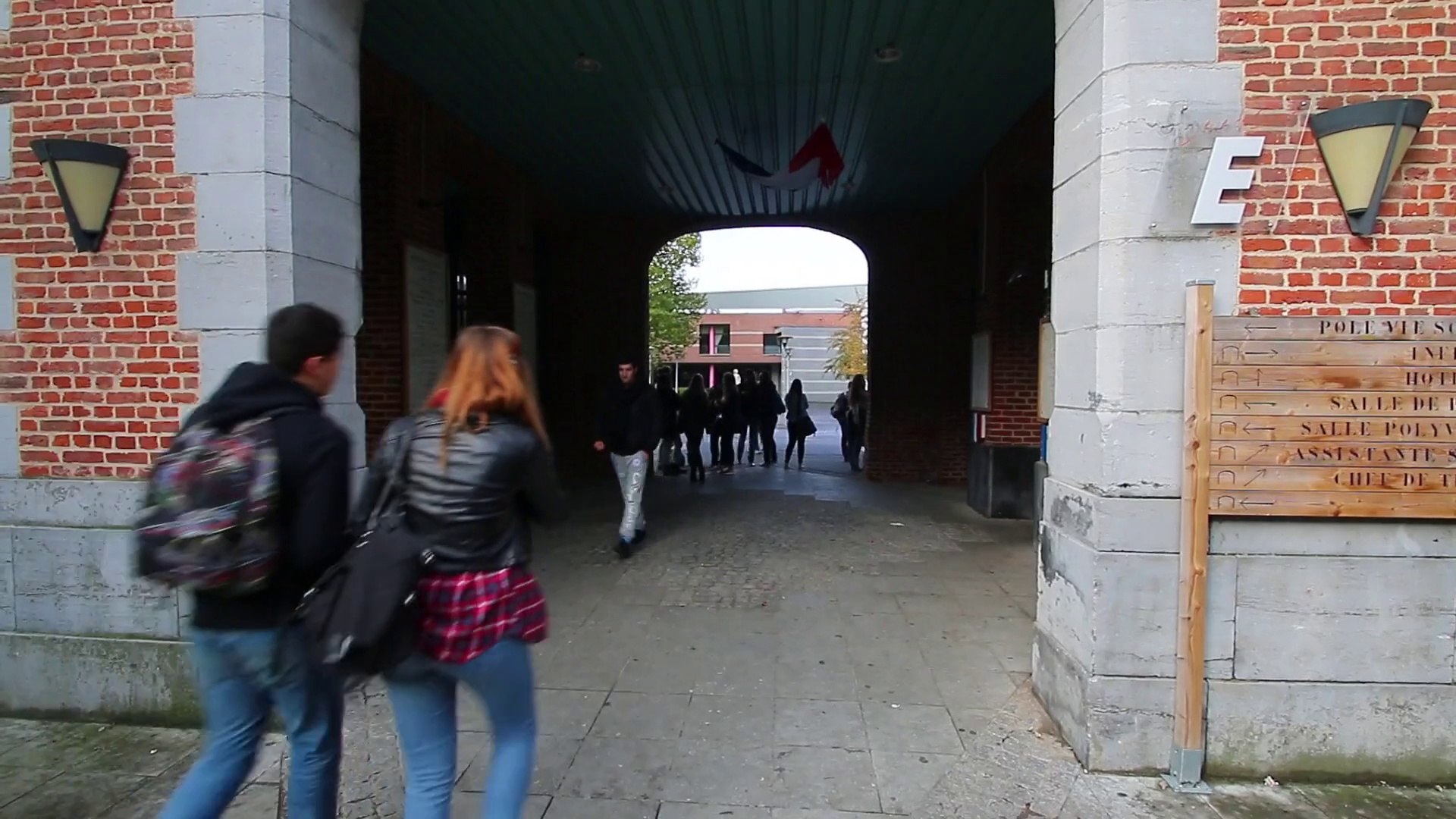 Les élèves du lycée Jessé-de-Forest d'Avesnes-sur-Helpe privés de cours à  cause d'une rupture de canalisation - Vidéo Dailymotion