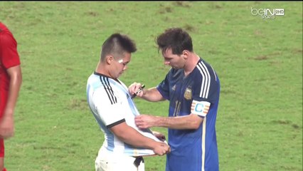 Lionel Messi dédicace le maillot d'un supporter qui fait irruption sur le terrain