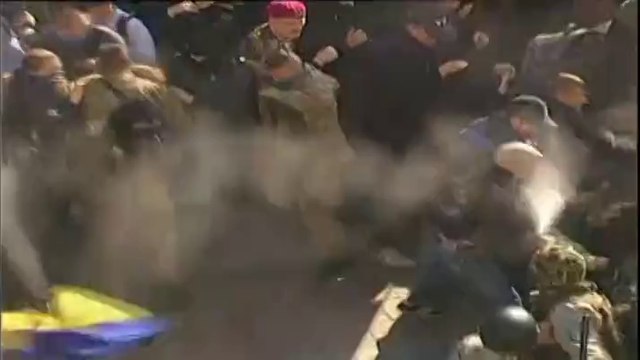 Ukraine : des milliers d'hommes masqués affrontent la police devant le Parlement de Kiev