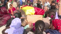 Les réfugiés kurdes enterrent 4 combattante, tombées à Kobané