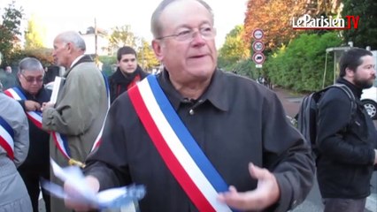 Des élus  bloquent la circulation à Montlignon (Val-d'Oise)