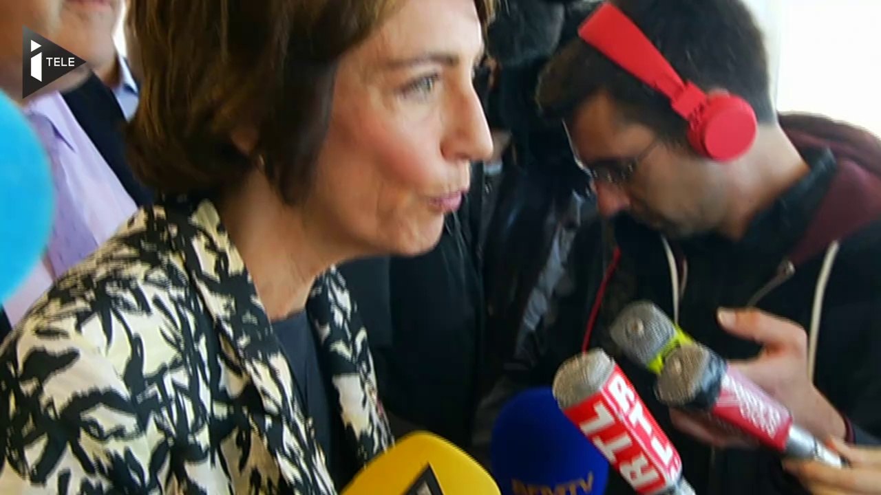 Marisol Touraine viste les locaux du numéro vert sur Ebola