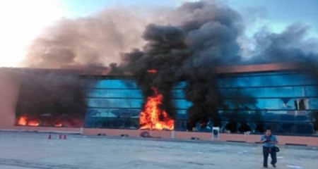 Meksika'da Göstericiler Hükümet Sarayını Ateşe Verdi