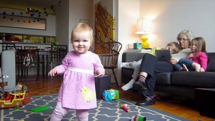 Sevimli Bebeğin İlk Adımları | HD