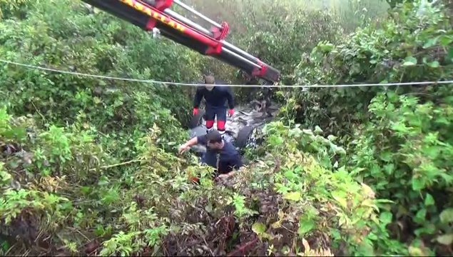 ARAÇ UÇURUMA YUVARLANDI