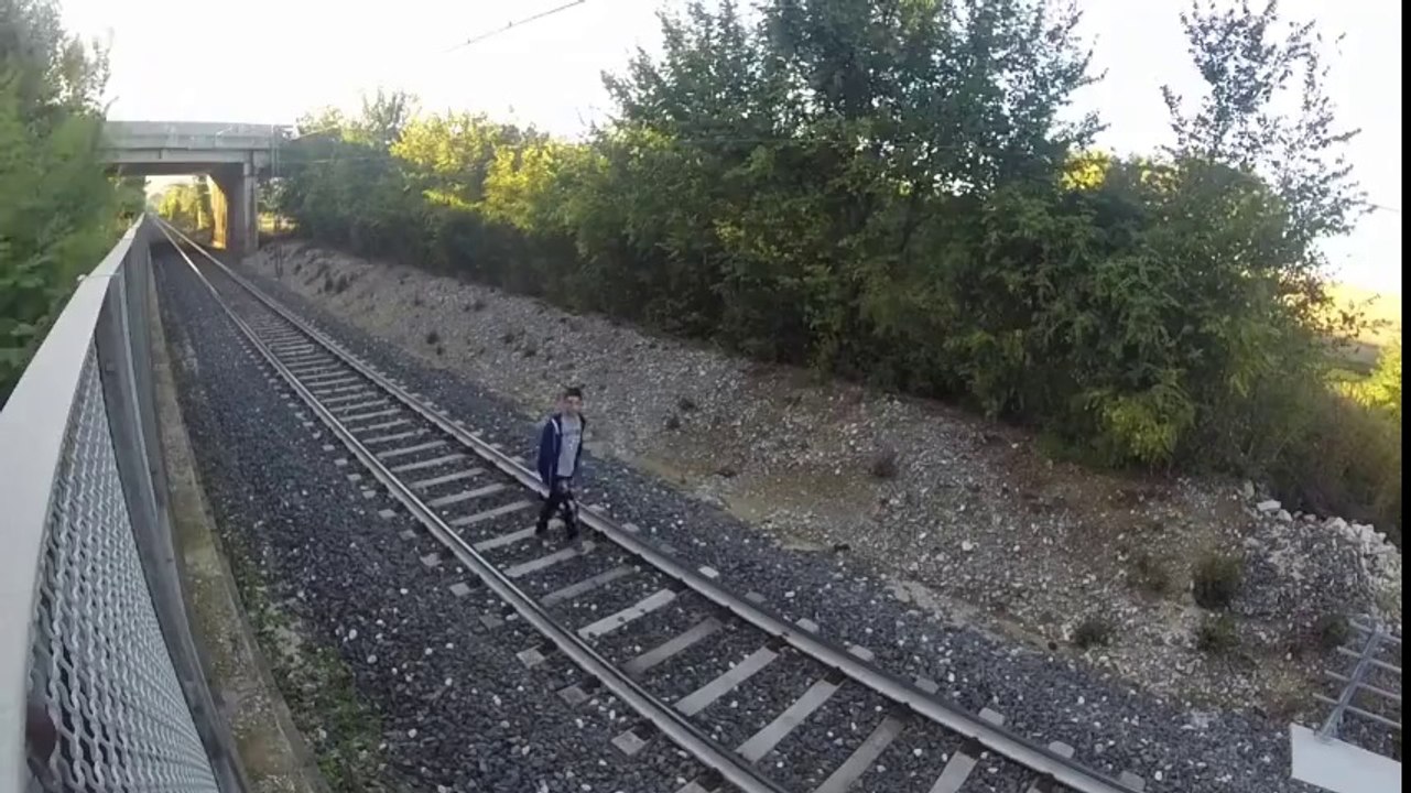 Trenin Altına Yatan Çılgın Genç