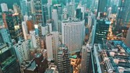 Daredevils climb a skyscraper in Hong Kong and leave a message