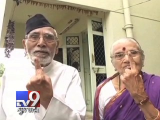 下载视频: RSS ideologue and former chief editor of 'Tarun Bharat' MG Vaidya casts his vote in Nagpur - Tv9 Gujarati