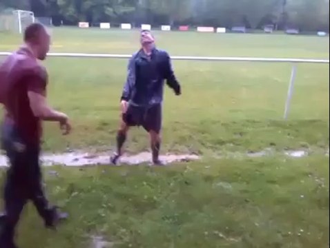 Deux malades saute dans des flaques et font mine de nager dedans !