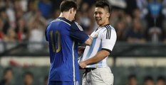 Sahaya Giren Taraftar Messi'ye Formasını İmzalattı