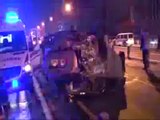 Otomobil bariyerleri aşıp metrobüs yoluna girdi: 2 yaralı