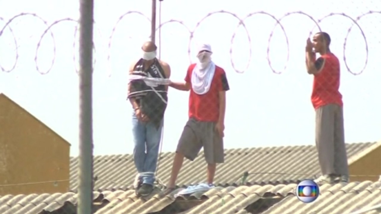 Brazilian prisoners hold guards, inmates hostage