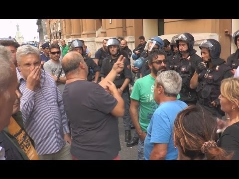 Napoli - Presidio dei lavoratori Astir davanti alla Regione (14.10.14)