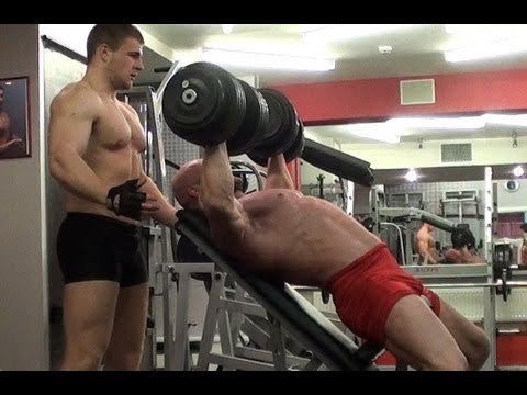 Программа тренировки. Упражнения для мышц груди - жим гантелей лежа