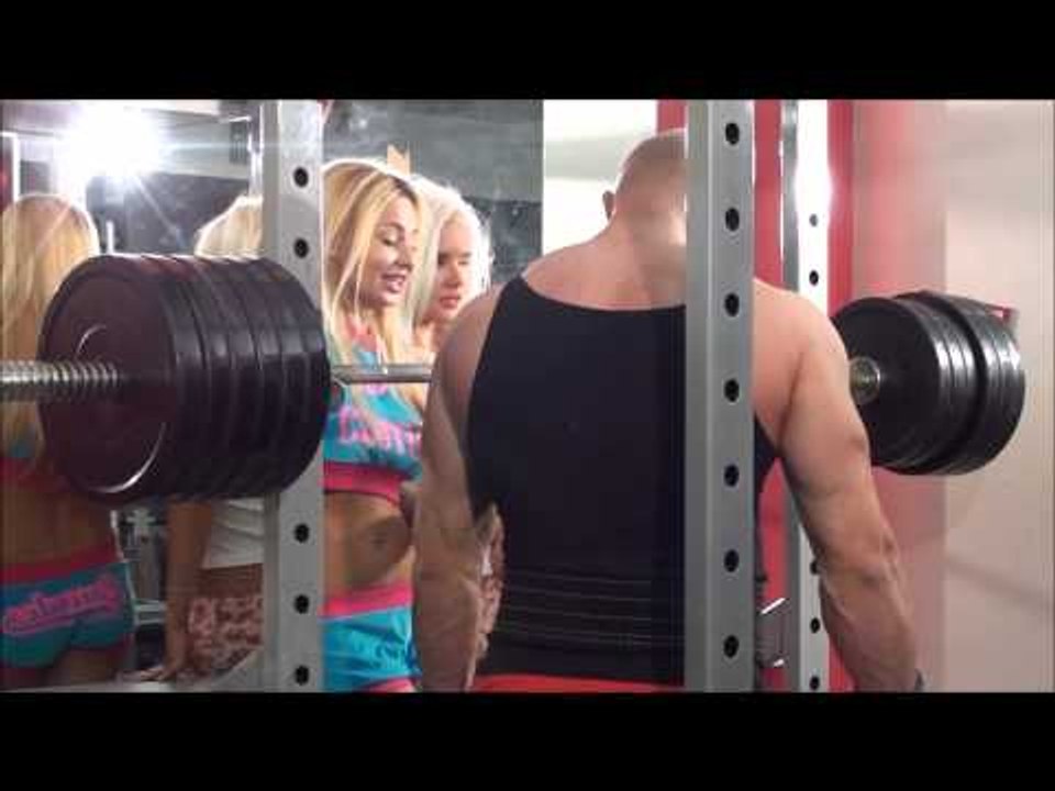 Развлечения и юмор - 57. Backstage: Веселые качки и блондинки в качалке