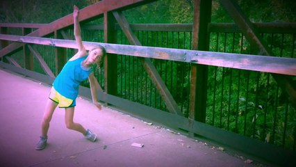 Jeune fille talentueuse danse sur du Dubstep