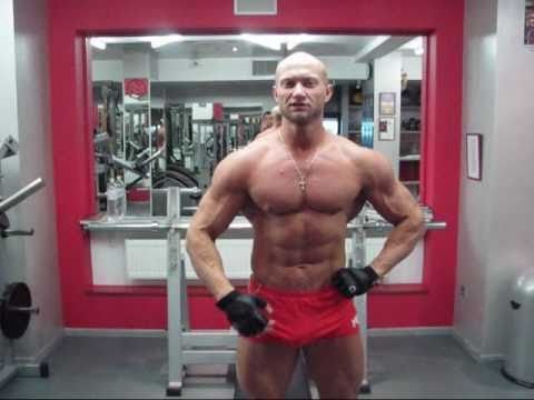 Концентрированный подъем гантелей на бицепс сидя. Как накачать мышцы рук дома. Видео упражнения