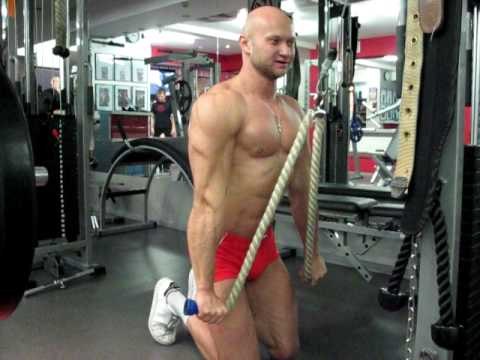 Как накачать трицепс. - №175. Разгибания рук стоя на коленях с пронацией. Канат