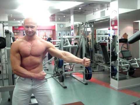 Проработка мышц груди с эспандером. Упражнения в домашних условиях.