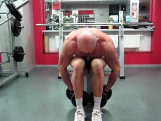 Разводка с гантелями для задней дельты сидя на скамье. Качаем плечи.