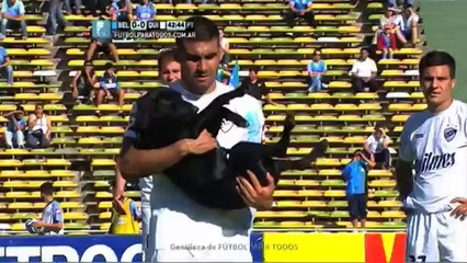 Un chien fait irruption sur un terrain de foot pour avoir un gros câlin!