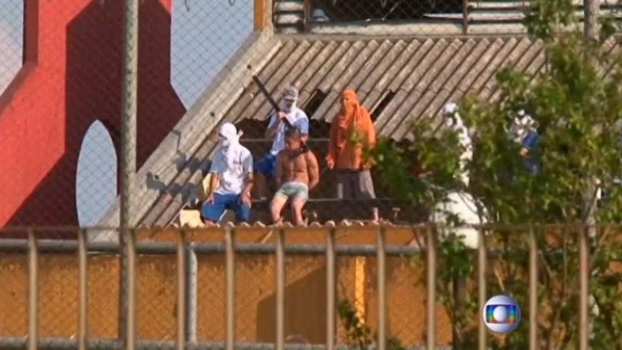 Brazilian prisoners dangle hostage from roof in riot