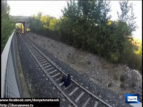Dunya News - Italian teen lays between tracks and lets speeding train race over him