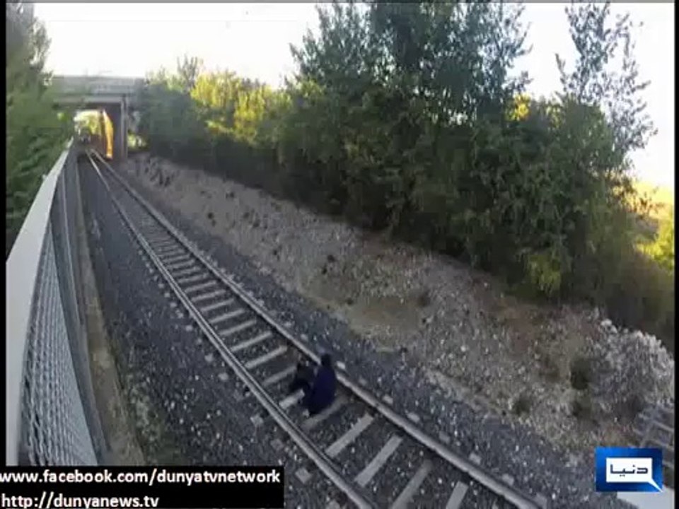 Dunya News - Italian teen lays between tracks and lets speeding train race over him