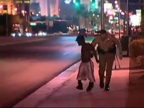 Arrestation la plus drôle : ce nain ivre pense qu'il peut casser ses menottes!