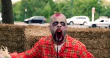 Épouvantail déguisé en zombie : double costume terrifiant pour piéger les passants!