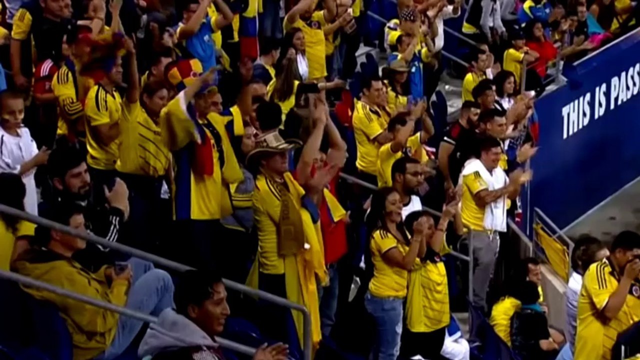 Amical - James Rodriguez protège un fan entré sur la pelouse