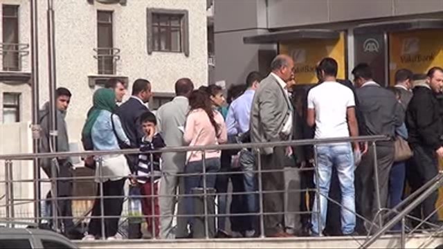 Bankalar Yakılınca Uzun Kuyruklar Oluştu
