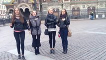 Sokak Ortasında Şarkı Söyleyen Rus Kızlar