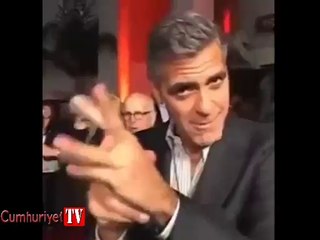 George Clooney'den parmak şaklatma hareketi