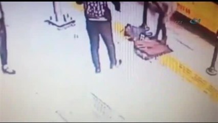 Moda Editörünün 'Tinerci Saldırdı' Dediği Olayın Görüntüleri Ortaya Çıktı