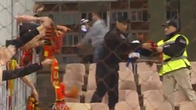 Echange insolite dans les tribunes !