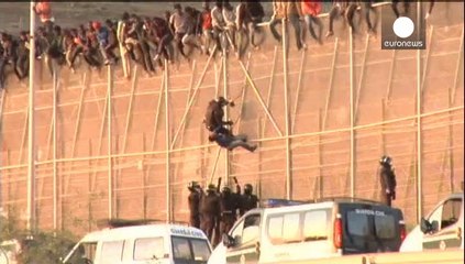 مقابله پلیس اسپانیا با مهاجران آفریقایی در مرز ملیلا