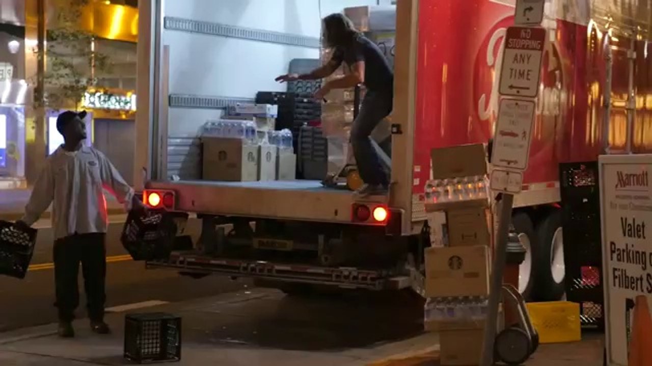 Caméra cachée : un vampire se balade dans les rues de Philadelphie et effraie les passants !