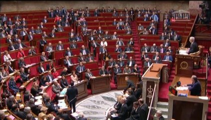 Passe d'armes entre un député UMP et Valls sur deux journalistes du "Monde"