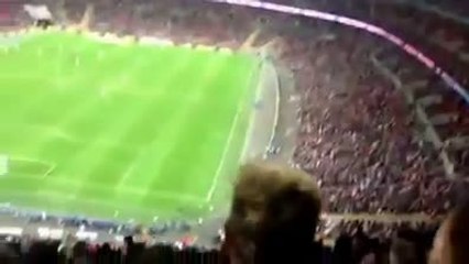 Taraftarın attığı kağıt uçak futbolcuya isabet etti