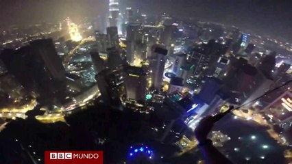 Paracaidista aterriza en la piscina de una fiesta en Kuala Lumpur