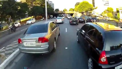 Brezilyalı çılgın motorcu ölümle dans ediyor !