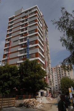 İzmir'de İnşaat Asansörü 10'uncu Kattan Düştü: 4 İşçi Ağır Yaralı