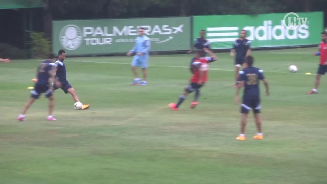 Wesley limpa marcação e faz golaço no treino do Palmeiras