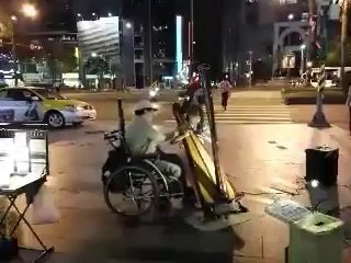 Magnifique moment avec deux joueurs de Harpe qui joue dans la rue